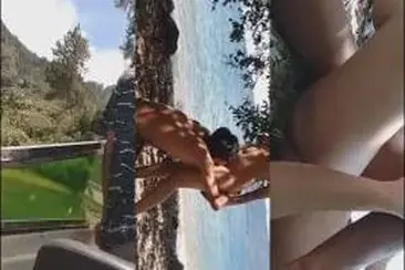 Dokumentasi Gadis Cantik Bersantai Di Kasur